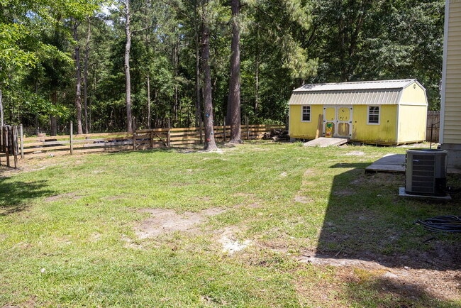 Building Photo - **HALF OFF FIRST MONTHS RENT**3 bedrooms, Fenced in backyard, 12x24 shed, NO breed restrictions!