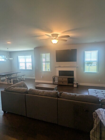 Building Photo - 3209 Grapevine Ct W