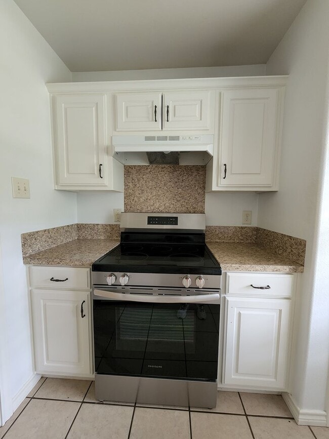 Building Photo - 3 bedroom 2 bath brick home