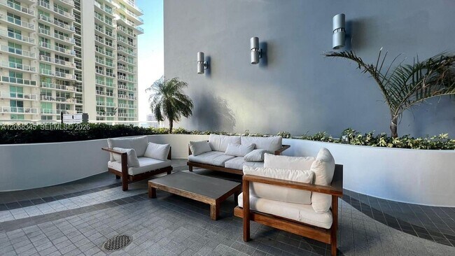 Building Photo - 1300 Brickell Bay Dr