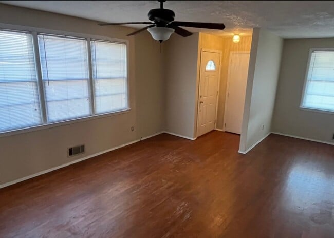 Building Photo - 3012 Pinewood Dr