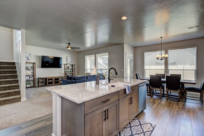 Building Photo - 2580 E Blackstone Dr