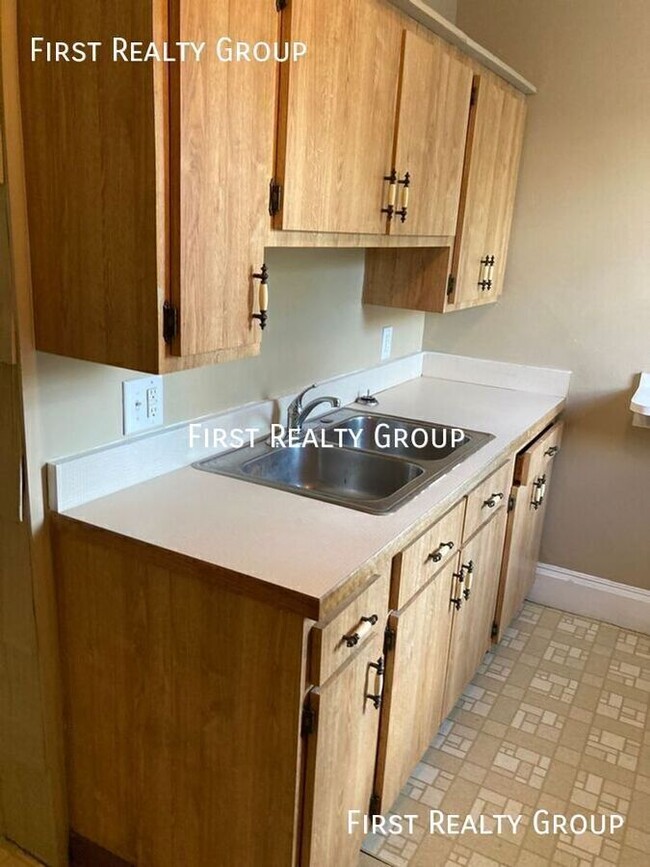 Building Photo - 1 Bedroom, 1 Bath Upstairs Apartment, Fran...