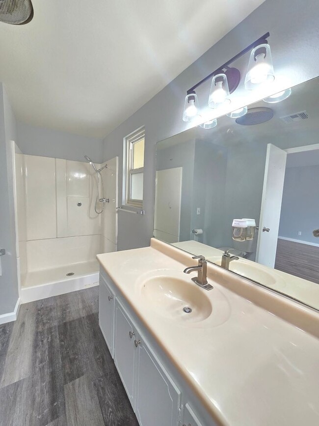 Building Photo - For Rent: Spacious 4-Bedroom / 3 Full bathrooms /  Home with Covered Patio & Modern Upgrades