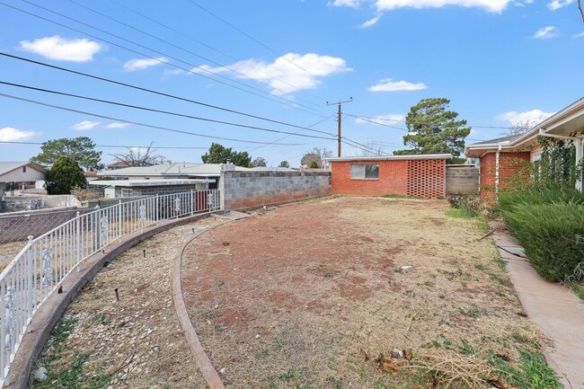 Building Photo - 3 Bedroom 2 Bath Conveniently Located House!