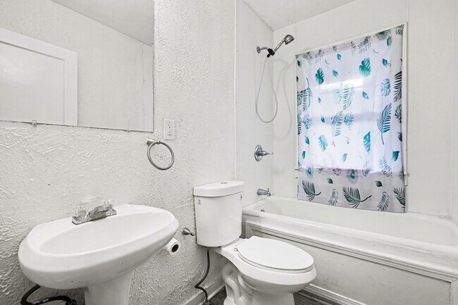 Building Photo - Beautiful 2 Bedroom 1 Bathroom house in Kansas City!