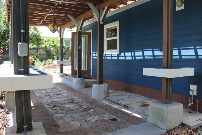 Building Photo - Beautiful 2 bedroom Lakefront Home