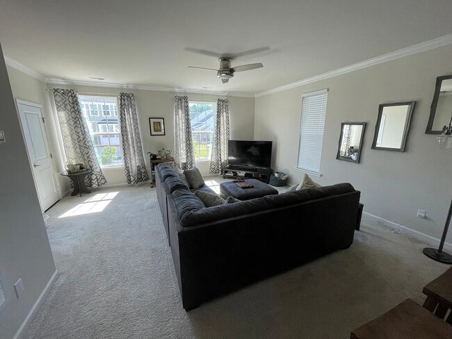 Building Photo - Stunning 3BD, 2.5BA End Unit Durham Townho...