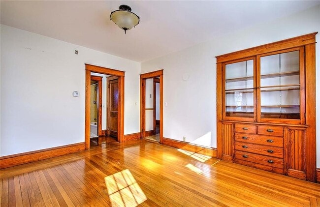 Building Photo - 910 Hope St