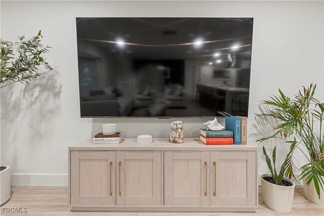 Building Photo - 2412 La Salle Ave