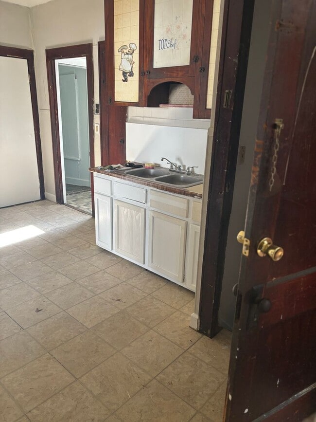 Building Photo - Section 8 Accepted! 5 BR 2 BA