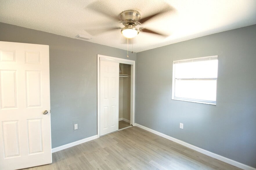 Building Photo - 7138 Oakwood Dr