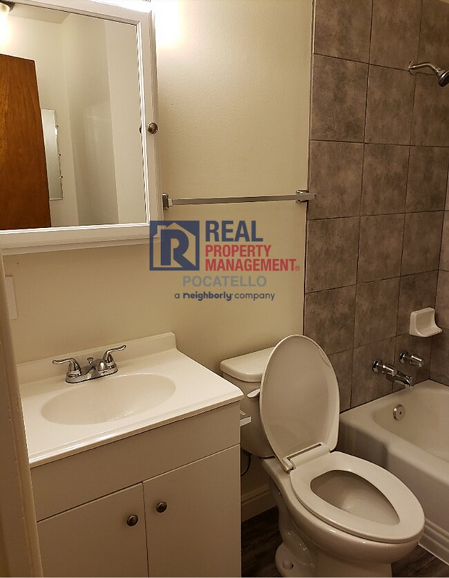 Building Photo - 3 Bedroom 1 Bath Home - 1 car garage - PET...