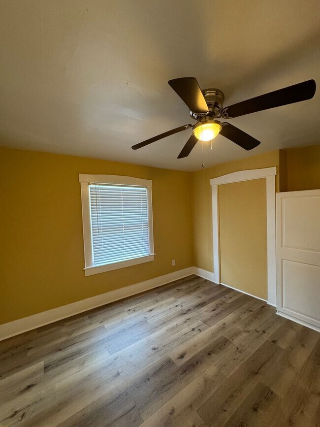 Building Photo - 1318 N Parker Ave