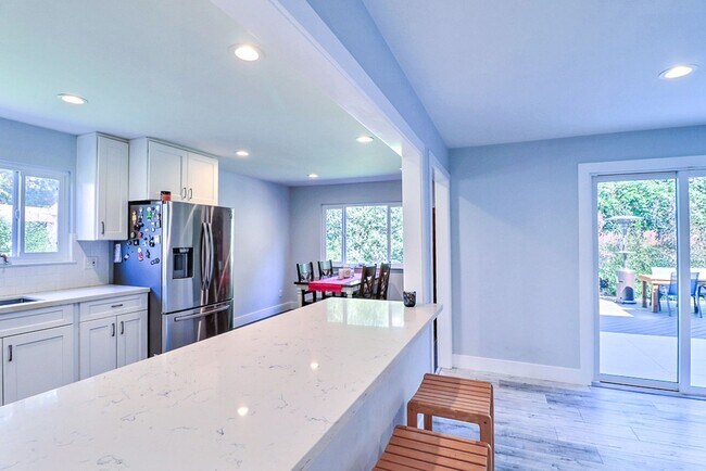 Building Photo - Stunning East Richmond Heights Home!