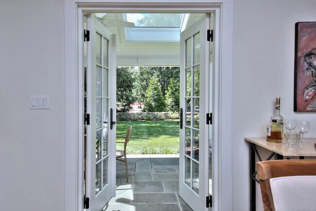 Building Photo - 55 Kings Hwy N