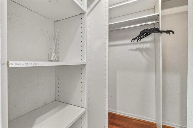 Building Photo - 413 NW 23rd Ave