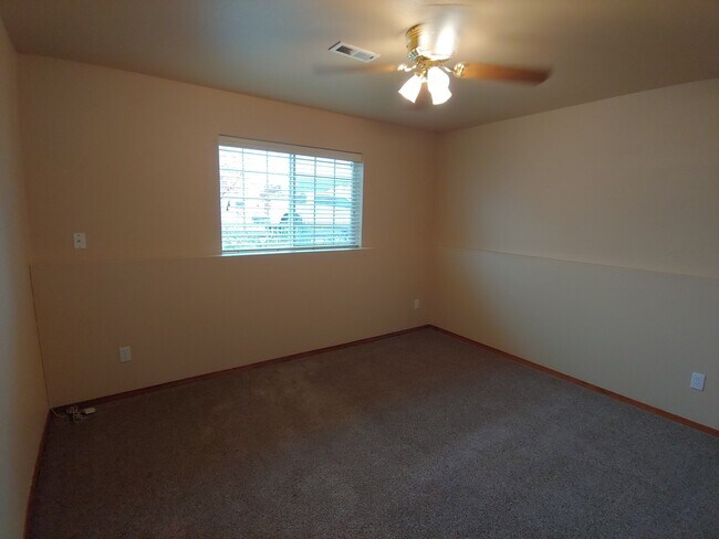 Building Photo - Large 3/2 in the Singing Hills Neighborhoo...