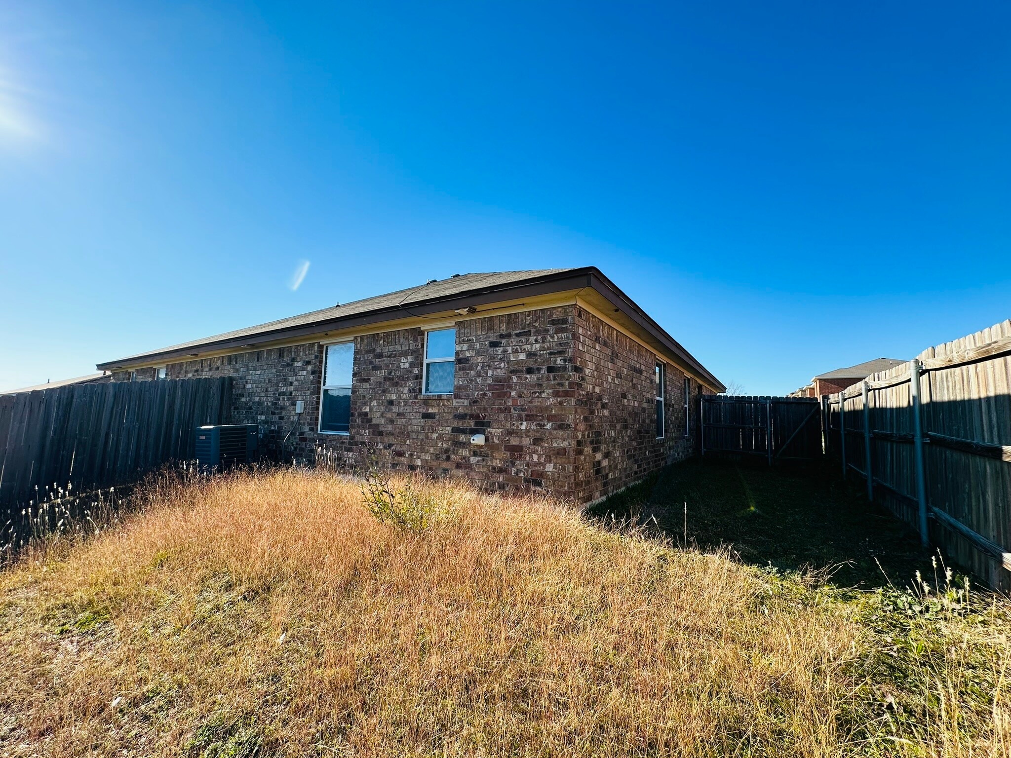Building Photo - 402 Primrose Dr