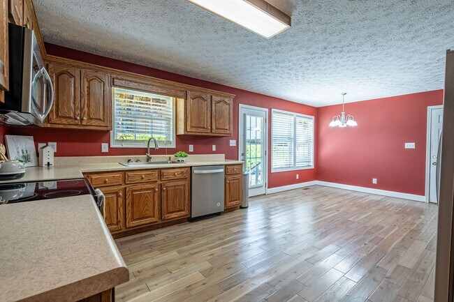 Building Photo - 3 Bedrooms, 2.5 Bathrooms - Home in Silver Creek!