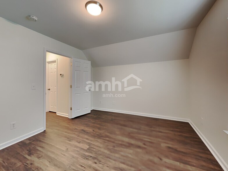 Building Photo - 144 Old Pond Cir