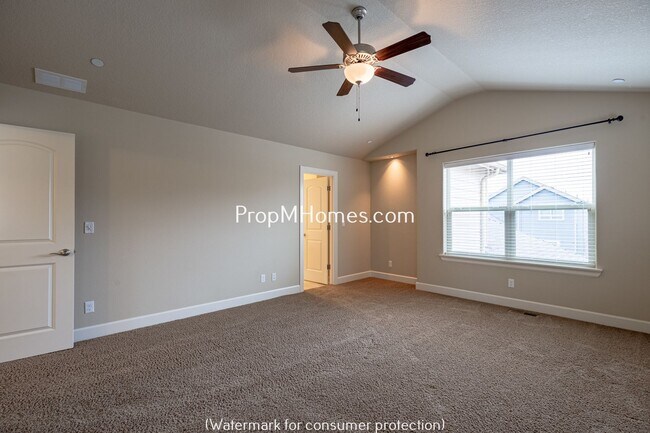 Building Photo - Beautiful Open Concept Four Bedroom Plus Office/Den in Villebois!