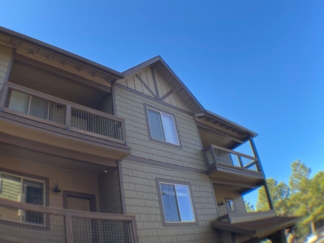 Building Photo - MOVE IN READY! Top-Floor Condo in the Hear...