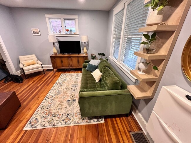 Building Photo - Charming Reynolds Ave Rental – Spacious Yard, Stylish Kitchen, Great Location