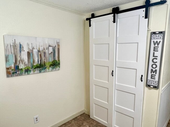 Building Photo - Clean Downtown One Bedroom Utilities Included