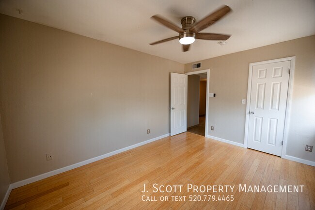 Building Photo - 1184 E Diamond Dr