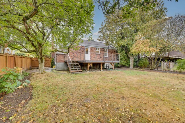 Building Photo - Charming 4 Bed, 2.5 Bath Brick Bungalow in...