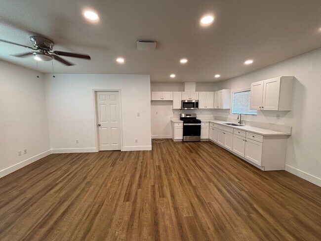 Building Photo - 1676 E La Cadena Dr