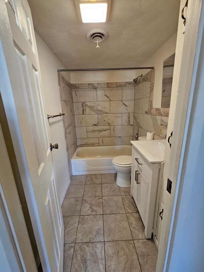 Building Photo - 2407 W 7th St