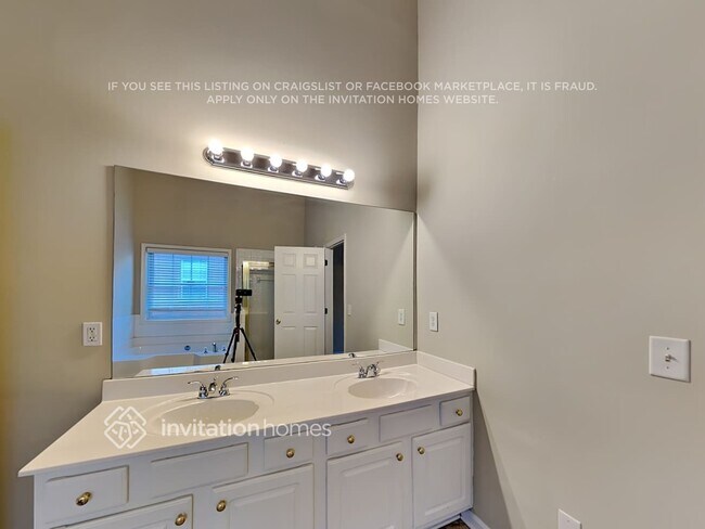 Building Photo - 1215 Chandler Ridge Dr SE