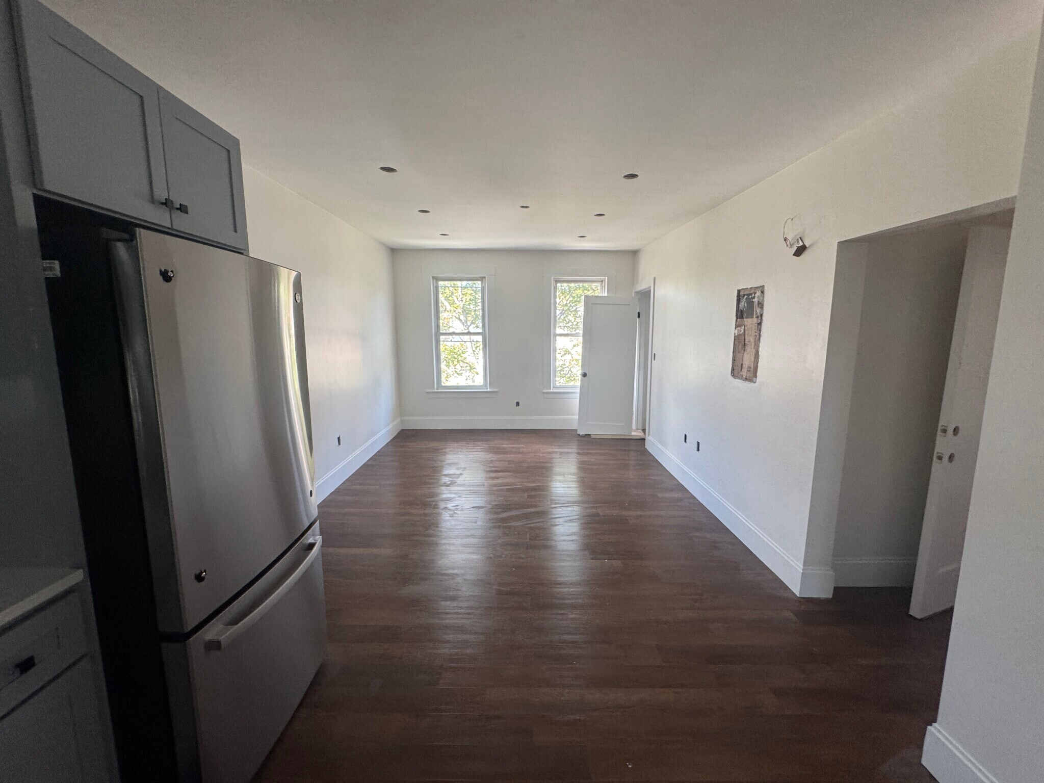 Building Photo - 10 Hunting St