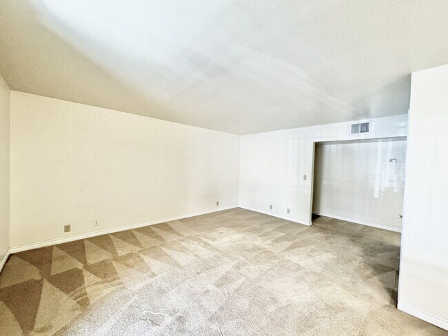 Building Photo - Las Vegas Guard-Gated Condo for Rent | 2 Bedroom Upstairs Unit | River Glen Community