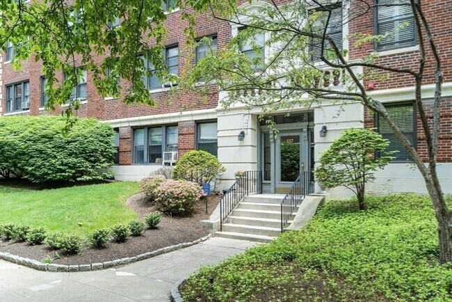 Building Photo - 137 Englewood Ave