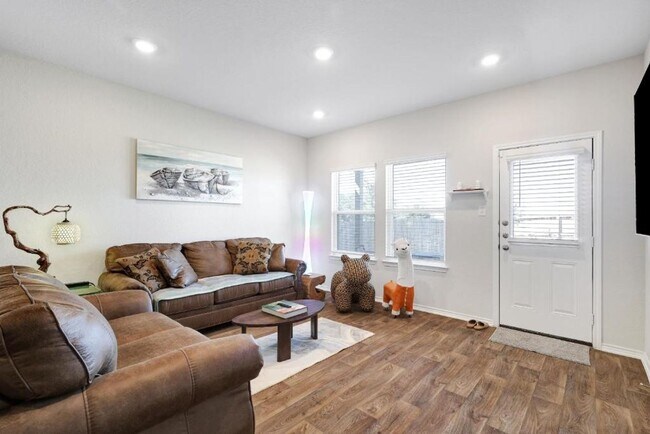 Building Photo - Move in Ready and FULLY FURNISHED 3 BD/2 BA located Far West San Antonio!