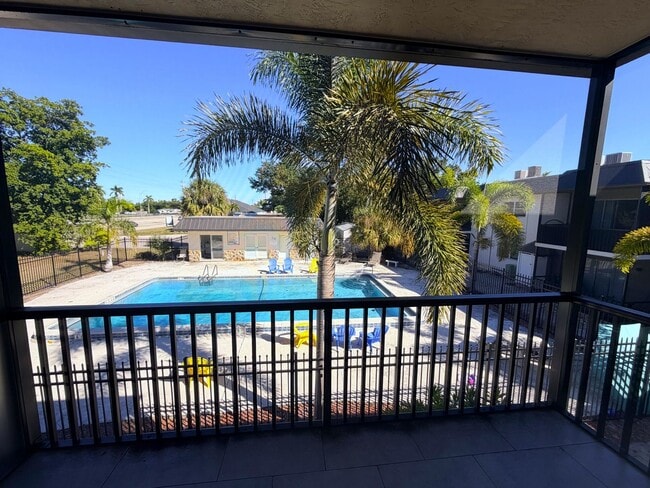 Building Photo - FIRST MONTH'S FREE RENT 2/1 STUNNING CONDO IN FT. MYERS, FL