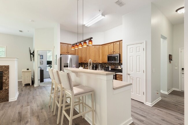Building Photo - Gorgeous 3/2 Top Floor Condo w/ Private Vi...