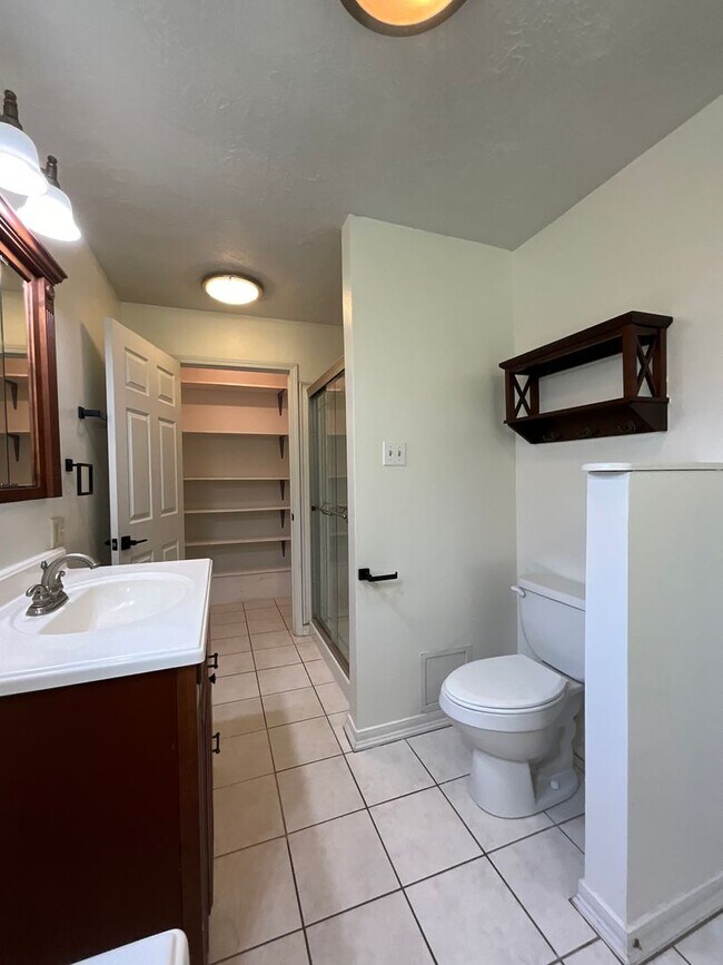 Building Photo - 1018 Meadow Brook Street