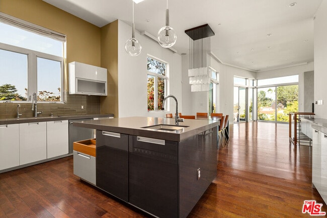 Building Photo - 3255 Fernwood Ave