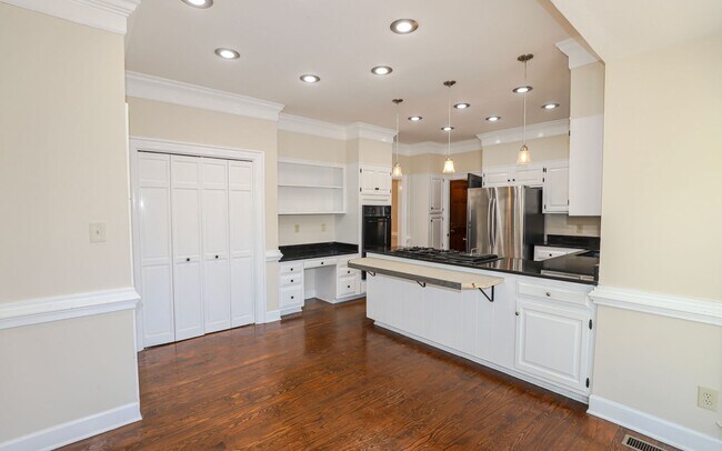 Building Photo - 809 Houndslake Dr