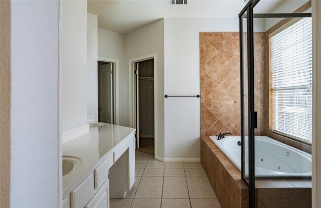 Building Photo - 10020 Lachlan Dr