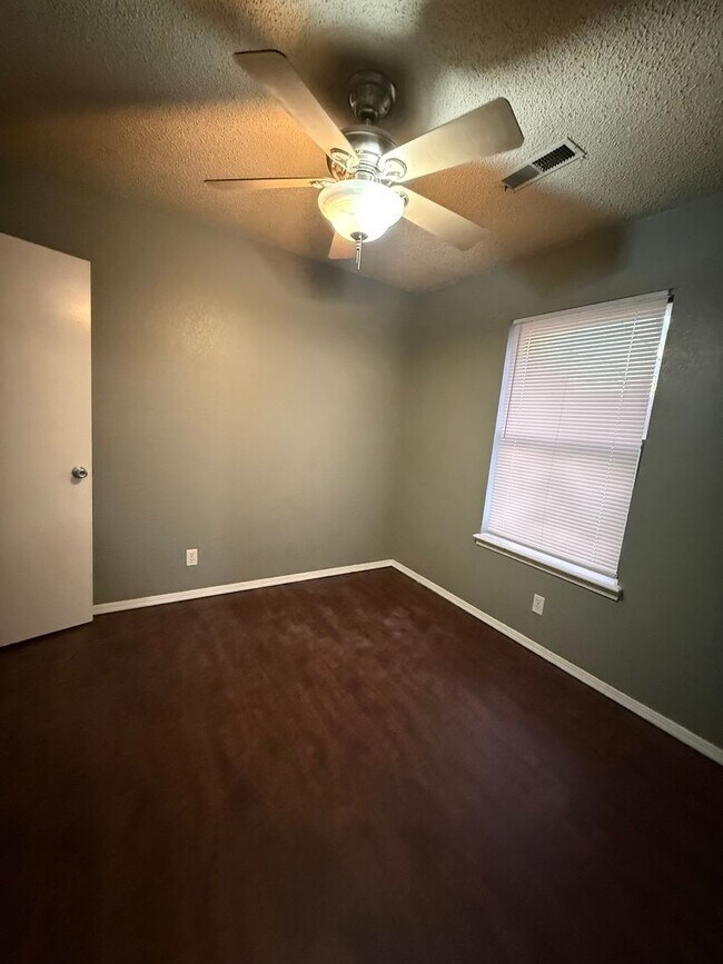 Building Photo - For Rent – 3 Bed | 2 Bath Duplex in Broken Arrow Schools