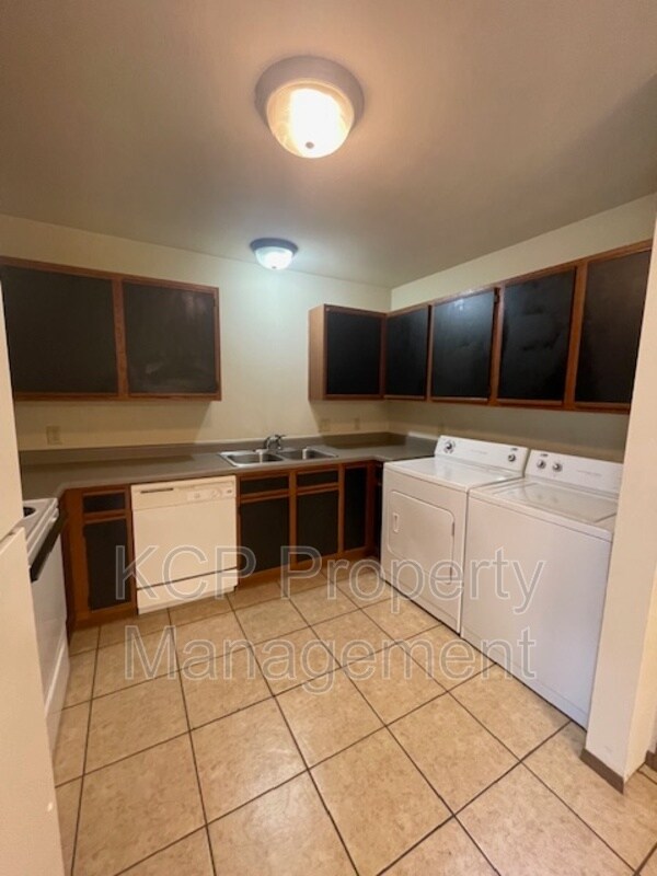 Building Photo - 3210 Phoenix Ave