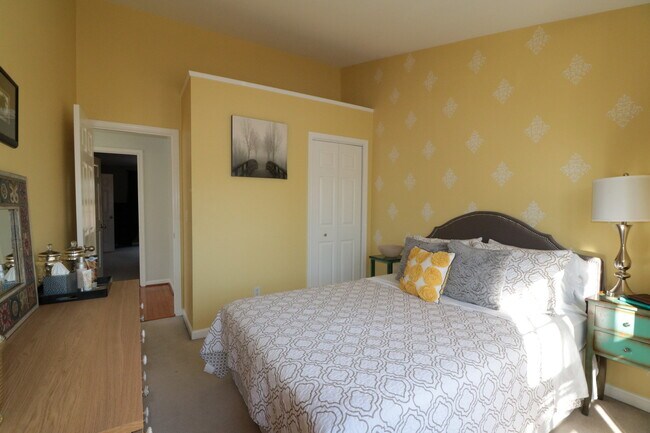 Building Photo - Gorgeous Luxury TH 4 bed, 3.5 bath w/ Wood...