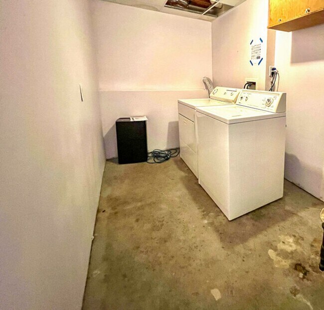 Building Photo - Spacious 5-Bedroom, 1.75 Bathroom Home in ...