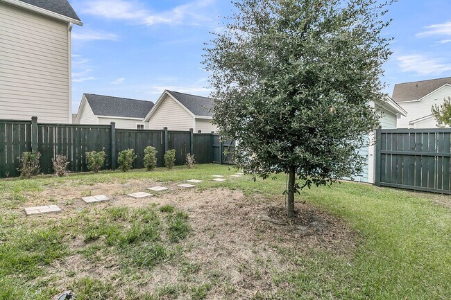 Building Photo - Charming Charleston Home in the Heart of M...