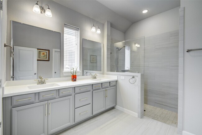 Building Photo - 2815 Torrey Pines Dr